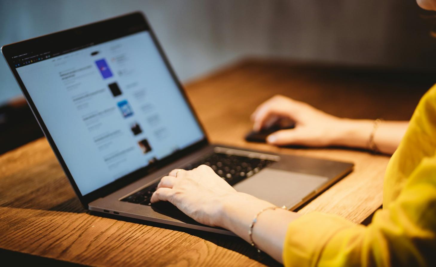 Detaillierte Finanzcharts und Marktanalysen auf professionellem Monitor