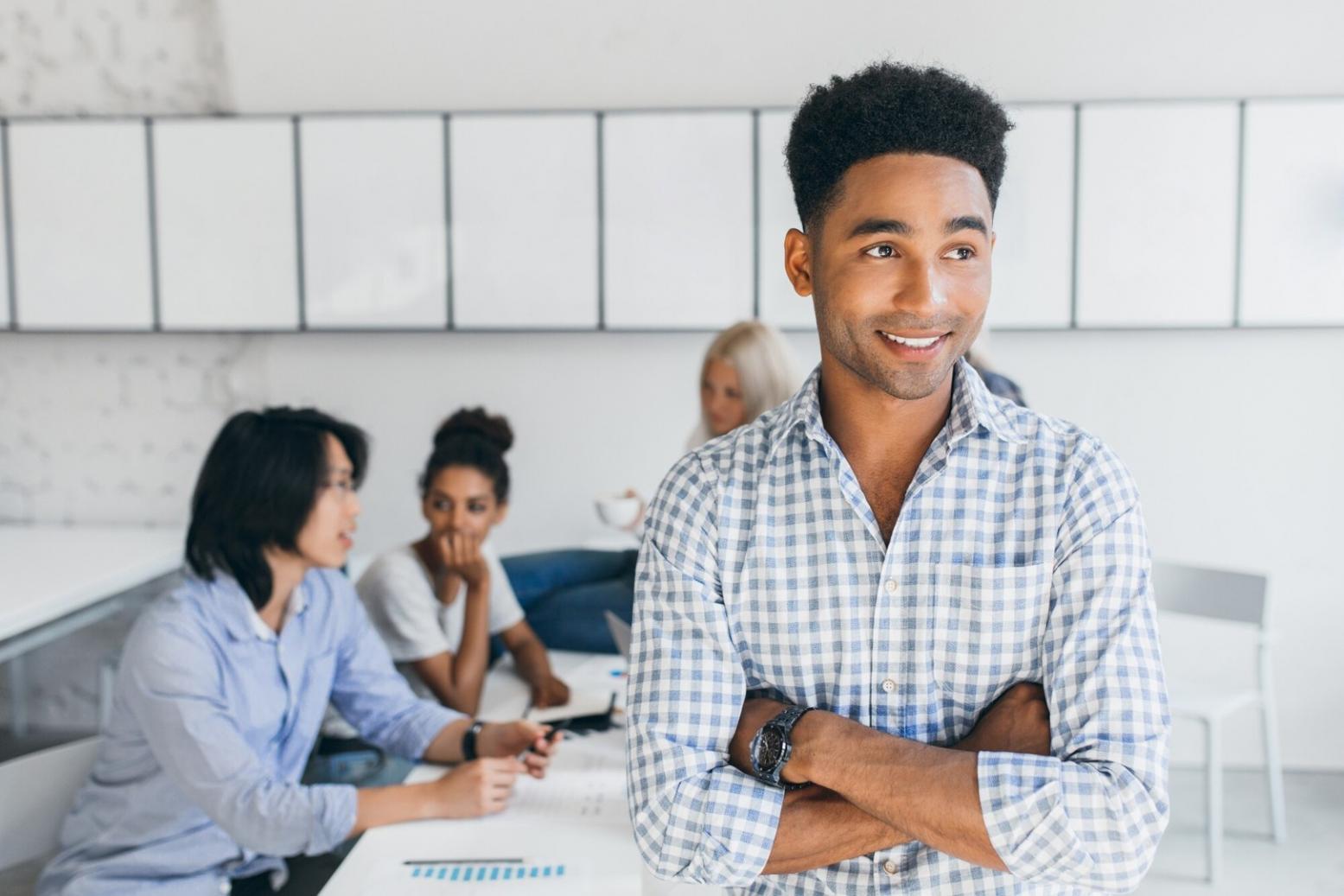Team bei der Analyse von Finanzmarktdaten und Entwicklung von Bildungsinhalten